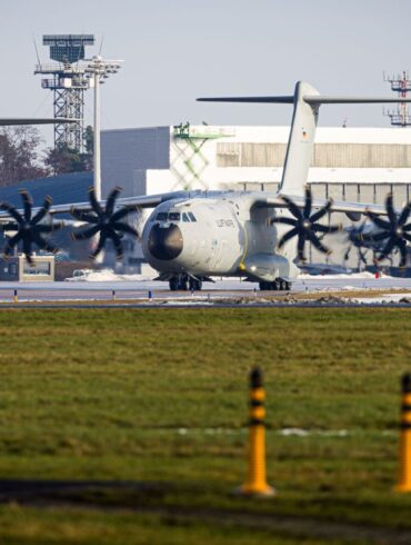 Deutsche Bundeswehr-Soldaten sind am Morgen vom Fliegerhorst Wunstorf nach Dänemark gestartet.