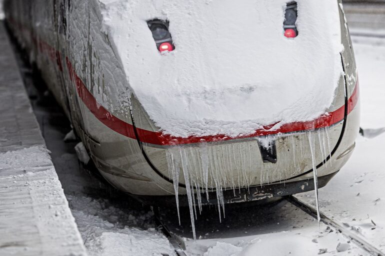Im Bahnverkehr gibt es weiterhin starke Einschränkungen.