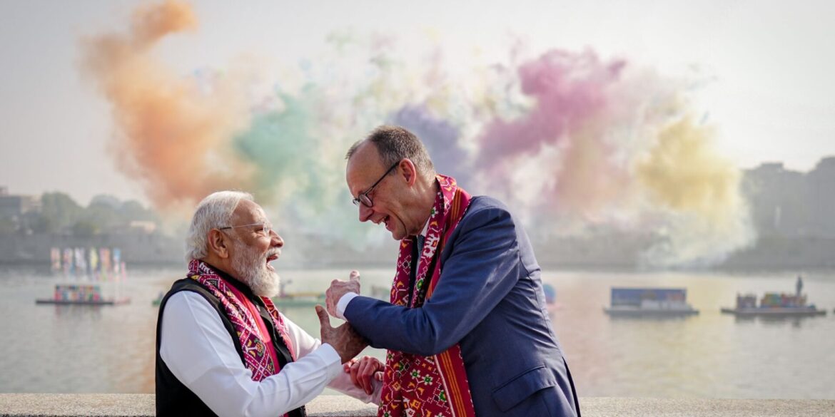 Narendra Modi, Premierminister von Indien, und Bundeskanzler Friedrich Merz (r, CDU) stehen am Rande eines Drachenfestivals vor einem Feuerwerk am Ufer des Sabarmati in Ahmedabad.