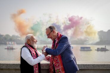 Narendra Modi, Premierminister von Indien, und Bundeskanzler Friedrich Merz (r, CDU) stehen am Rande eines Drachenfestivals vor einem Feuerwerk am Ufer des Sabarmati in Ahmedabad.