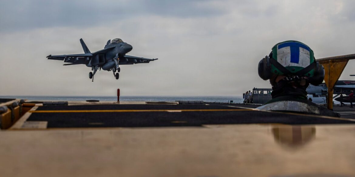 Der Flugzeugträger «USS Abraham Lincoln» wurde in den Zuständigkeitsbereich des Regionalkommandos des US-Militärs verlegt, das den Nahen Osten inklusive des Irans umfasst. (Handout)