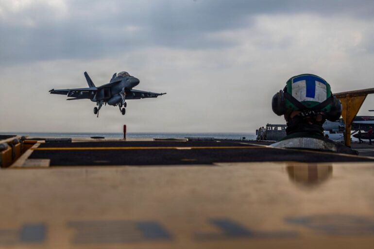 Der Flugzeugträger «USS Abraham Lincoln» wurde in den Zuständigkeitsbereich des Regionalkommandos des US-Militärs verlegt, das den Nahen Osten inklusive des Irans umfasst. (Handout)