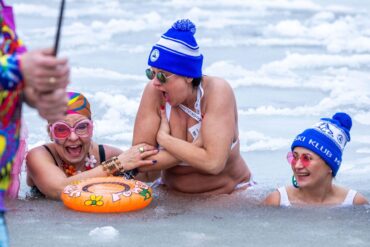 Eisbaderinnen planschen in der kalten Ostsee vor Usedom.