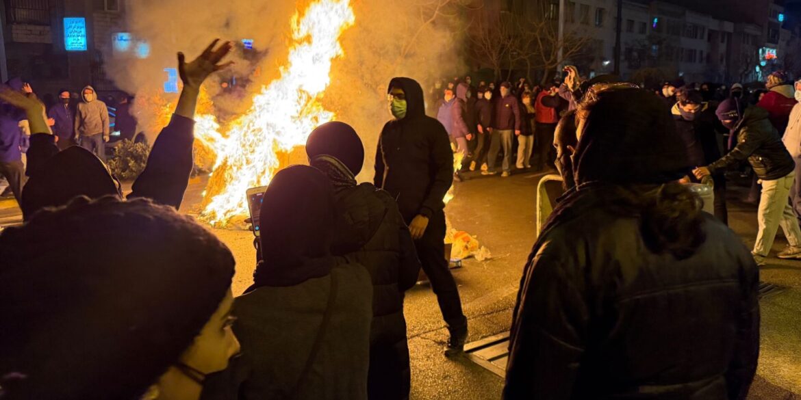 Ausgelöst durch eine schwere Wirtschaftskrise demonstrieren seit mehr als zwei Wochen Iranerinnen und Iraner landesweit gegen das autoritäre Herrschaftssystem der Islamischen Republik.