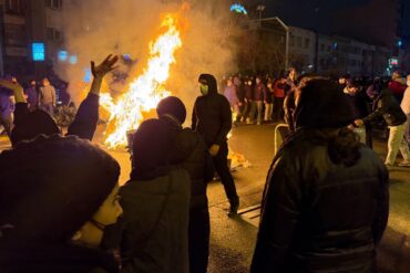 Ausgelöst durch eine schwere Wirtschaftskrise demonstrieren seit mehr als zwei Wochen Iranerinnen und Iraner landesweit gegen das autoritäre Herrschaftssystem der Islamischen Republik.