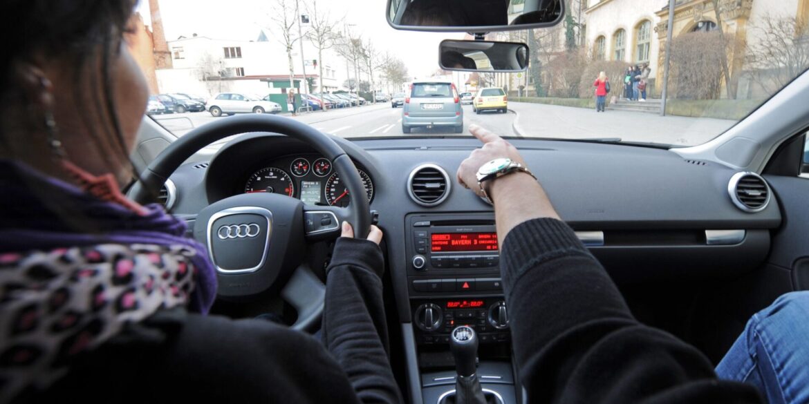 Die CSU würde den Führerschein ab 17 gerne ausweiten. Auch 16-Jährige sollen dann schon in Begleitung ein Auto fahren dürfen. (Symbolbild)