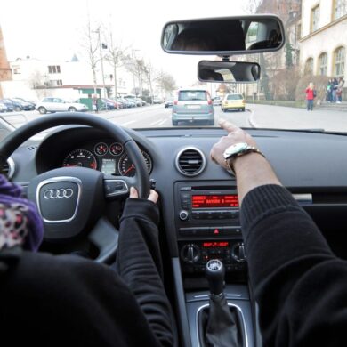 Die CSU würde den Führerschein ab 17 gerne ausweiten. Auch 16-Jährige sollen dann schon in Begleitung ein Auto fahren dürfen. (Symbolbild)