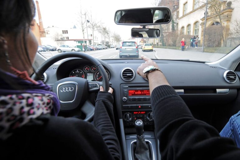 Die CSU würde den Führerschein ab 17 gerne ausweiten. Auch 16-Jährige sollen dann schon in Begleitung ein Auto fahren dürfen. (Symbolbild)