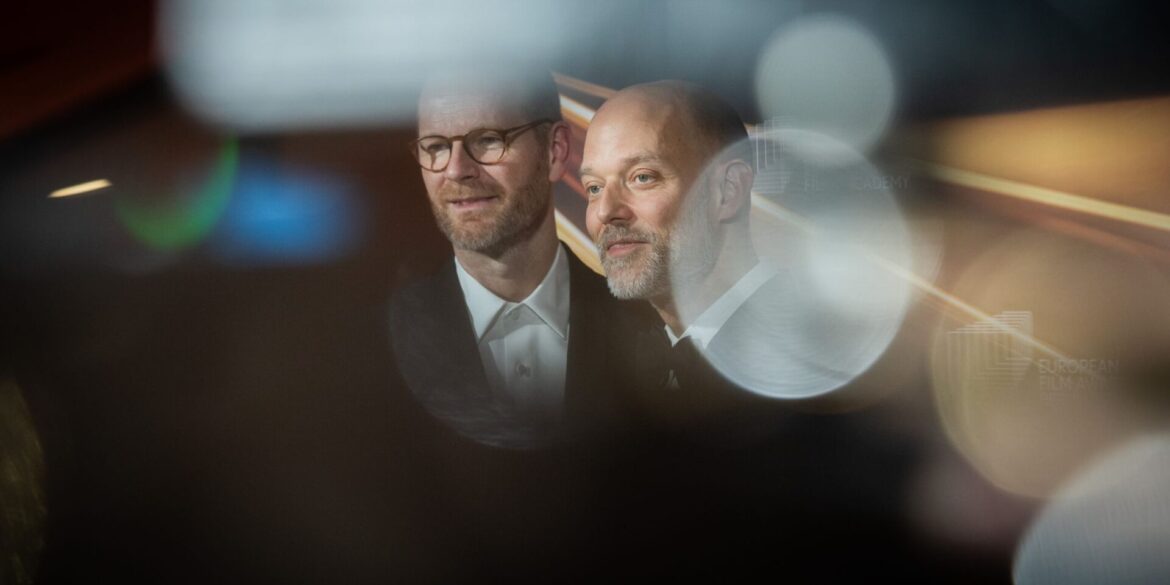 Eskil Vogt (r) und Joachim Trier werden beim 38. Europäischen Filmpreis im Haus der Kulturen der Welt in der Kategorie «European Screenwriter» ausgezeichnet.