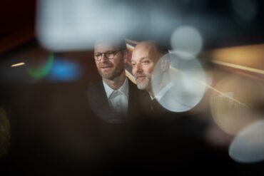 Eskil Vogt (r) und Joachim Trier werden beim 38. Europäischen Filmpreis im Haus der Kulturen der Welt in der Kategorie «European Screenwriter» ausgezeichnet.