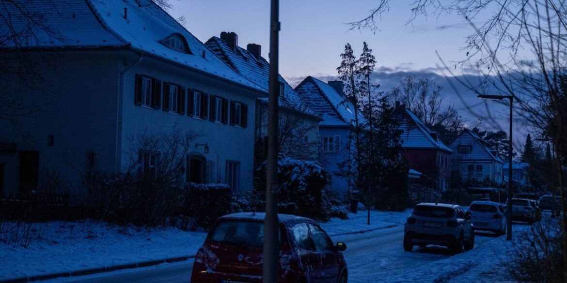 Viele Haushalte im Südwesten Berlins sind die dritte Nacht in Folge ohne Strom.