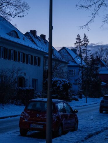 Viele Haushalte im Südwesten Berlins sind die dritte Nacht in Folge ohne Strom.