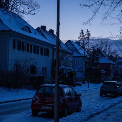 Viele Haushalte im Südwesten Berlins sind die dritte Nacht in Folge ohne Strom.