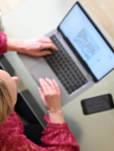 Wer im Internet Verträge abschließt, soll diese künftig einfacher wieder stornieren können. (Symbolbild)