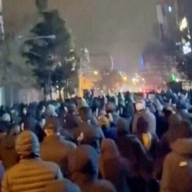 Die iranische Führung versucht, die landesweiten Proteste herunterzuspielen.