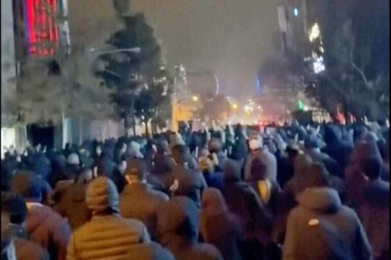 Die iranische Führung versucht, die landesweiten Proteste herunterzuspielen.