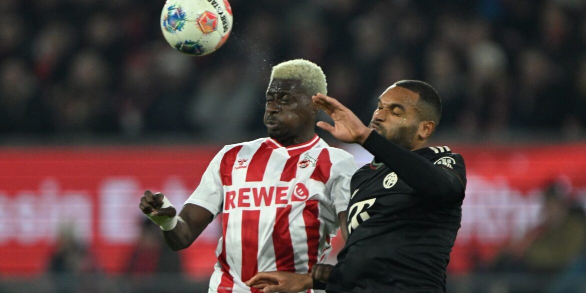 Das Duell zwischen Köln und Bayern München war lange Zeit auf Augenhöhe: Hier kämpfen Jonathan Tah (Bayern München) und Ragnar Ache um den Ball.