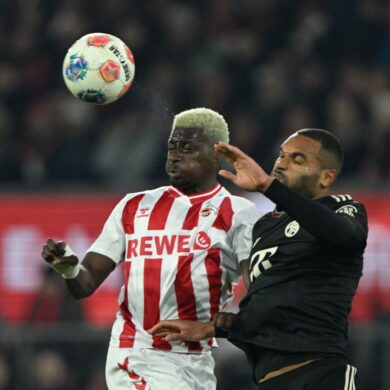 Das Duell zwischen Köln und Bayern München war lange Zeit auf Augenhöhe: Hier kämpfen Jonathan Tah (Bayern München) und Ragnar Ache um den Ball.