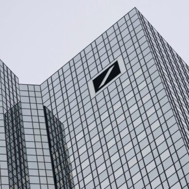 Am Mittwoch betraten Ermittler die Zentrale der Deutschen Bank an der Frankfurter Taunusanlage.