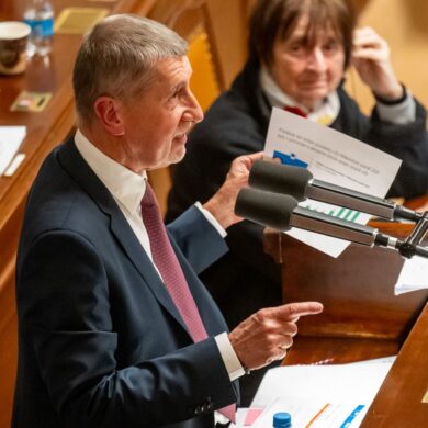 Tschechiens Ministerpräsident Andrej Babis kann nach einer gewonnenen Vertrauensabstimmung weiterregieren. (Archivbild)