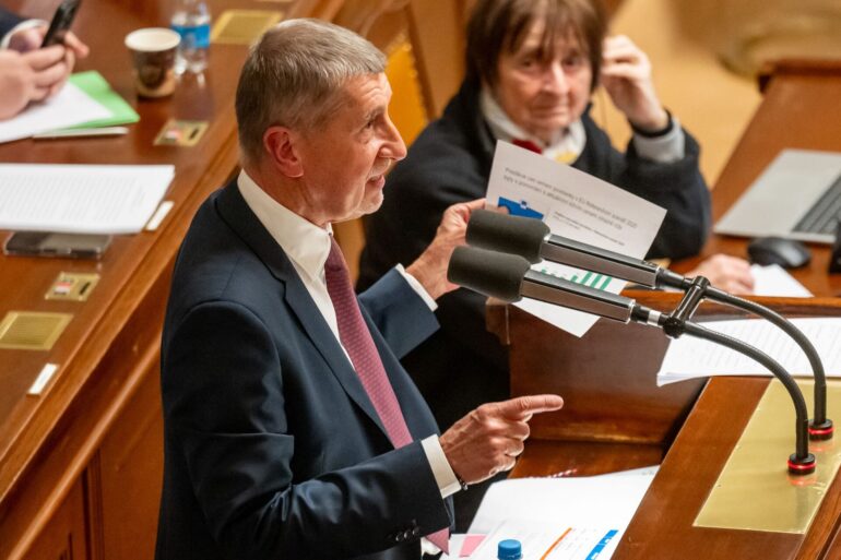 Tschechiens Ministerpräsident Andrej Babis kann nach einer gewonnenen Vertrauensabstimmung weiterregieren. (Archivbild)