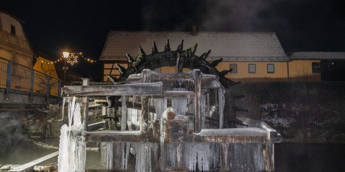 Das Wasserschöpfrad an der Wiesent in Ebermannstadt ist mit Eis überzogen.