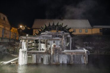 Das Wasserschöpfrad an der Wiesent in Ebermannstadt ist mit Eis überzogen.