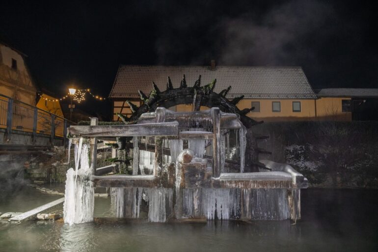 Das Wasserschöpfrad an der Wiesent in Ebermannstadt ist mit Eis überzogen.
