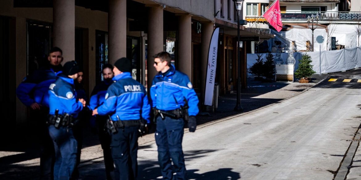 Die Polizei äußert sich nicht zu Spekulationen über die Ursache für das Feuer.