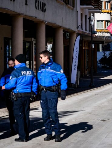 Die Polizei äußert sich nicht zu Spekulationen über die Ursache für das Feuer.
