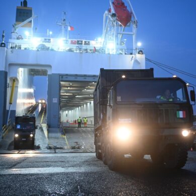 Erste Militärfahrzeuge sind in Emden angekommen.