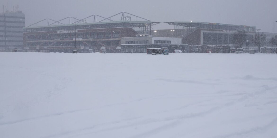 Winter pur in Hamburg: Kein Spiel möglich im Millerntor-Stadion.