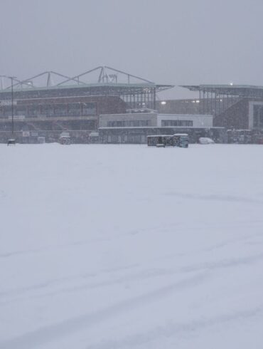 Winter pur in Hamburg: Kein Spiel möglich im Millerntor-Stadion.