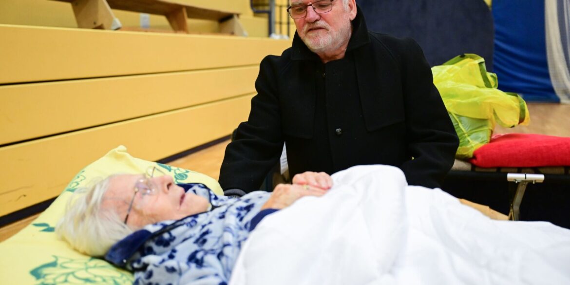 In einer Notunterkunft hat eine 97-Jährige Unterschlupf gefunden.