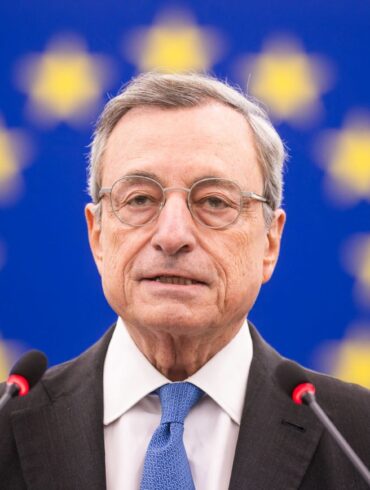 Der ehemalige Präsident der Europäischen Zentralbank (EZB) und frühere italienische Ministerpräsident Mario Draghi wird mit dem Karlspreis 2026 ausgezeichnet (Archivbild).