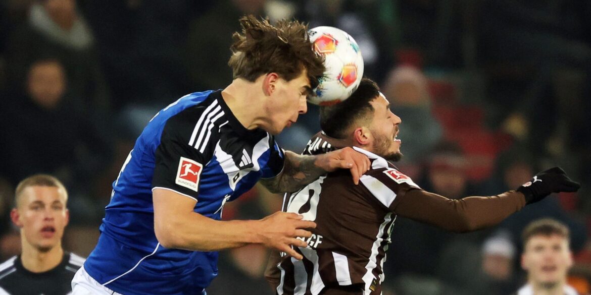 Viel Kampf, wenig Spiel im Stadtderby: HSV-Abwehrchef Luka Vuskovic (l) und St. Paulis Mathias Pereira Lage im Kopfballduell.
