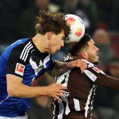 Viel Kampf, wenig Spiel im Stadtderby: HSV-Abwehrchef Luka Vuskovic (l) und St. Paulis Mathias Pereira Lage im Kopfballduell.