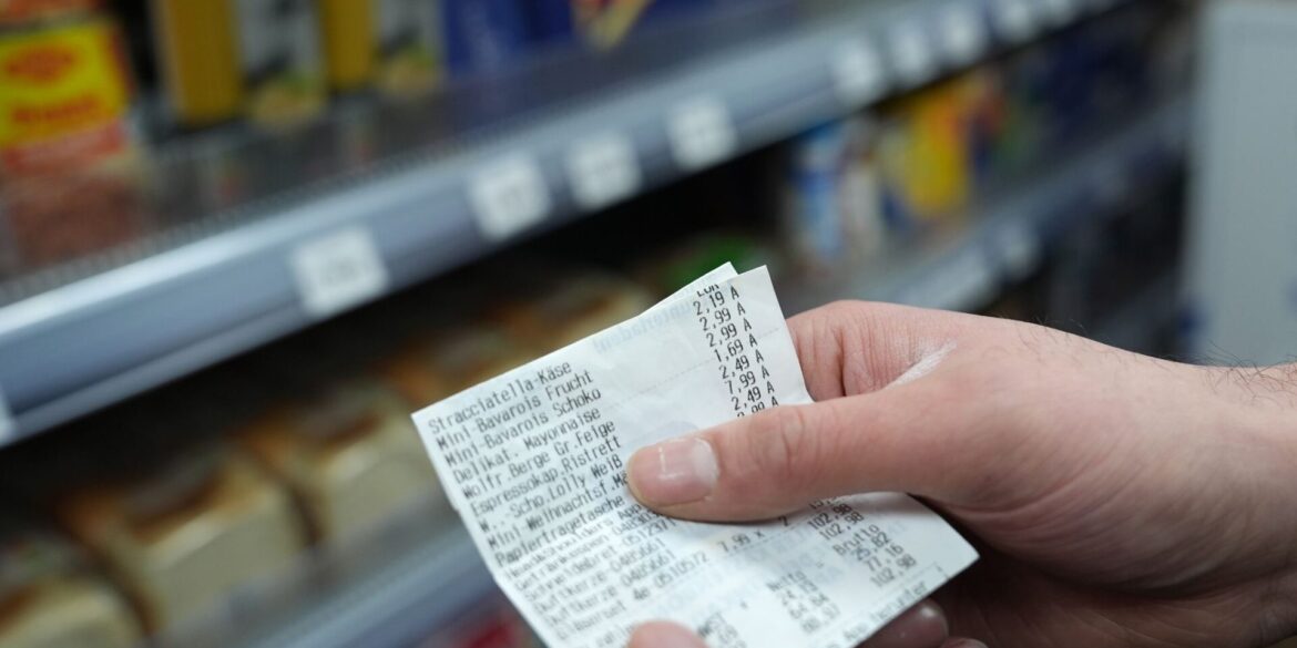 Beim täglichen Einkauf sind steigende Preise für Verbraucherinnen und Verbraucher deutlich erkennbar. (Symbolbild)