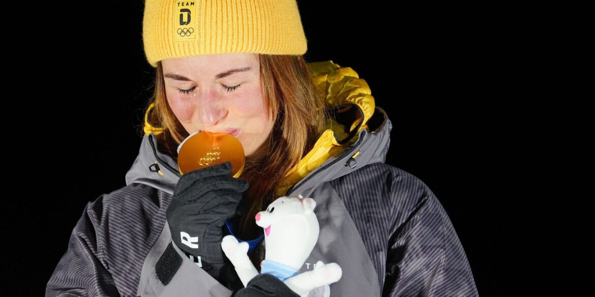 Bei der Siegerehrung war Julia Taubitz sehr ergriffen.