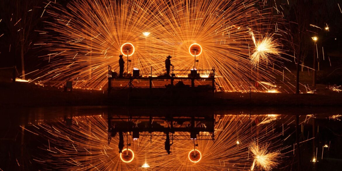 Vor dem chinesischen Neujahrsfest wird in Peking Feuerwerk abgebrannt.