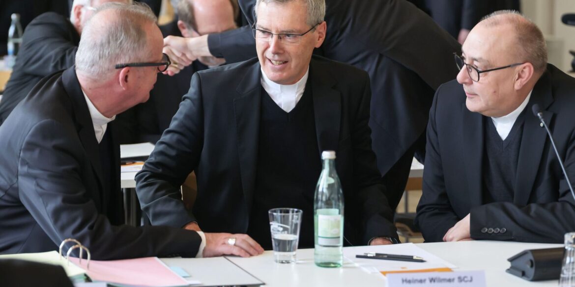 Der Hildesheimer Bischof Heiner Wilmer ist zum Vorsitzenden der Deutschen Bischofskonferenz gewählt worden.