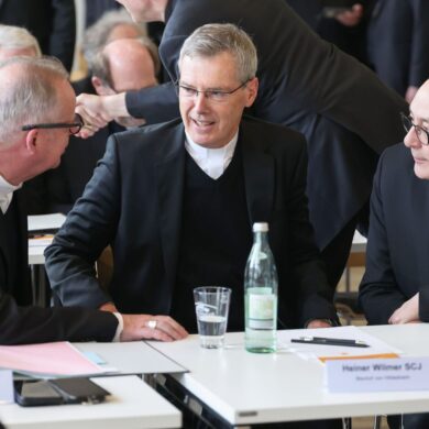 Der Hildesheimer Bischof Heiner Wilmer ist zum Vorsitzenden der Deutschen Bischofskonferenz gewählt worden.