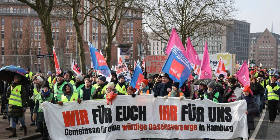 Nach tagelangen Protesten wie hier in Hamburg gehen die Tarifverhandlungen in die wohl letzte Runde. (Archivfoto)