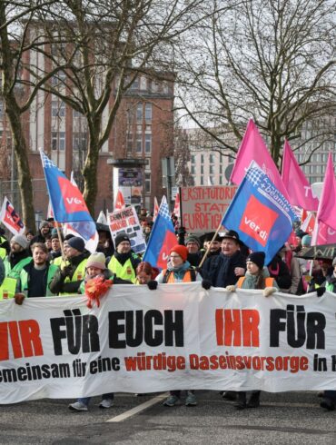 Nach tagelangen Protesten wie hier in Hamburg gehen die Tarifverhandlungen in die wohl letzte Runde. (Archivfoto)