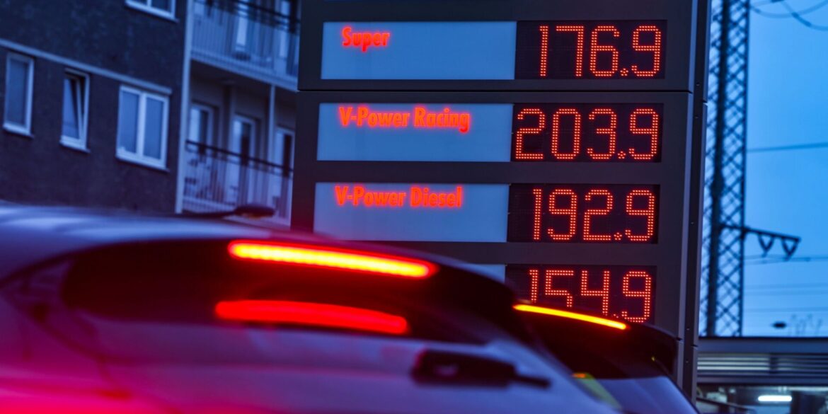 An der Tankstelle spüren Autofahrer höhere Spritpreise (Archivbild)