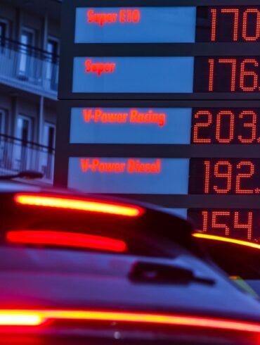 An der Tankstelle spüren Autofahrer höhere Spritpreise (Archivbild)
