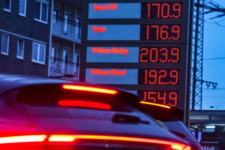 An der Tankstelle spüren Autofahrer höhere Spritpreise (Archivbild)