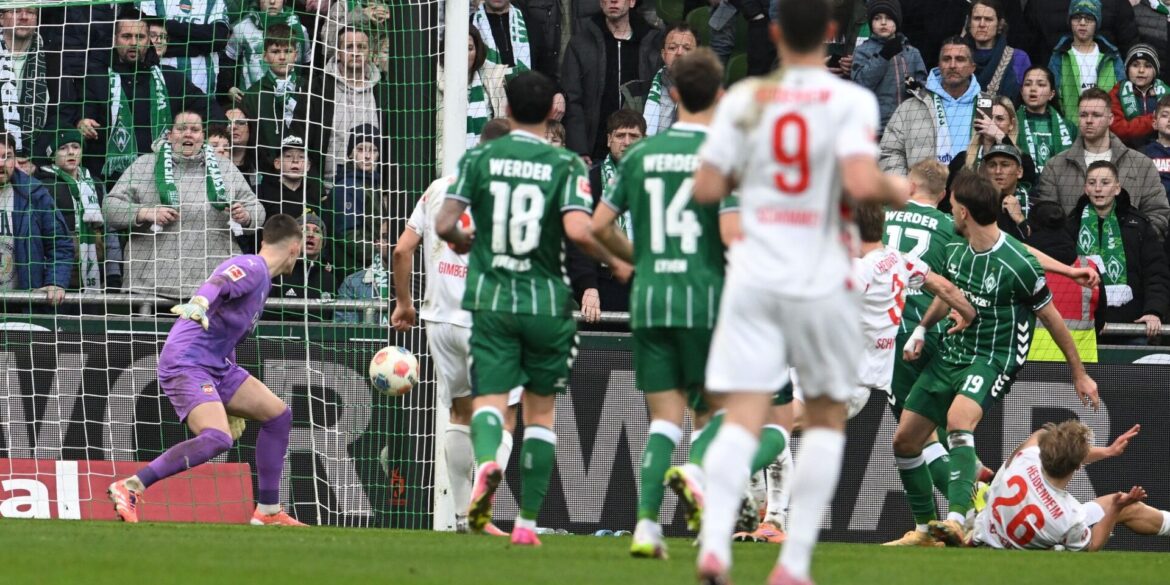 Jovan Milosevic (r. in Grün) trifft zum 1:0 für Werder Bremen gegen Heidenheim.