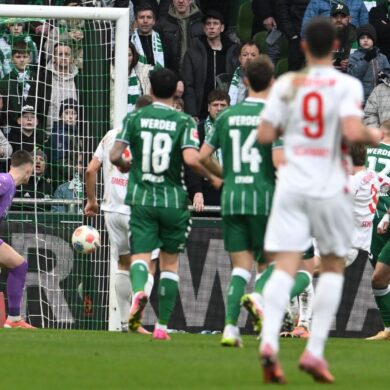 Jovan Milosevic (r. in Grün) trifft zum 1:0 für Werder Bremen gegen Heidenheim.