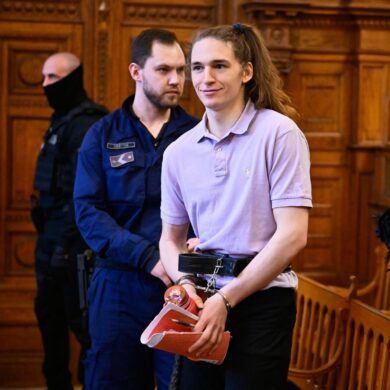 Ein Gericht in Budapest verurteilte die deutsche non-binäre Person Maja T. (2.v.r.) zu acht Jahren Gefängnis.